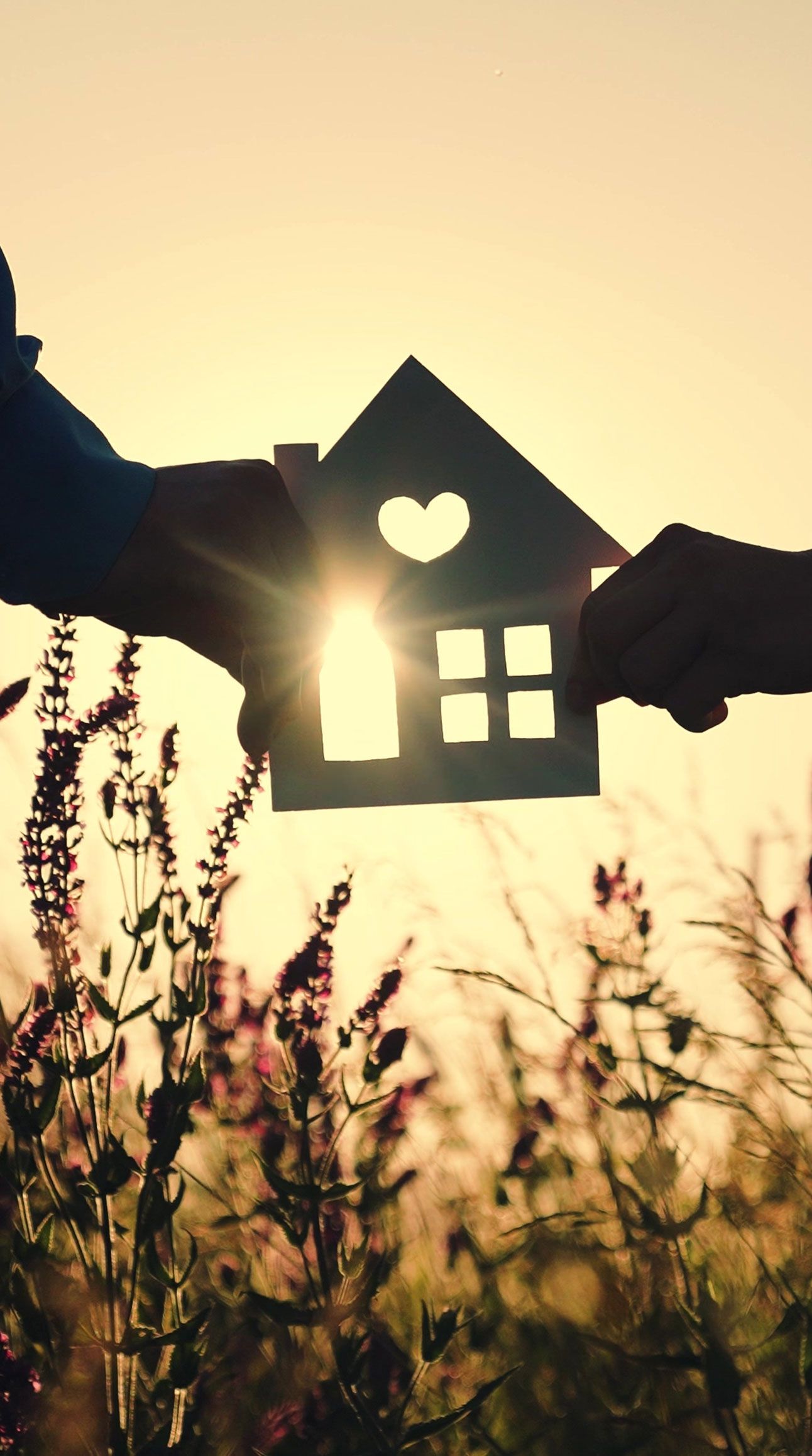 Kleines Modell eines Hauses wird von einem Paar in den Händen gehalten